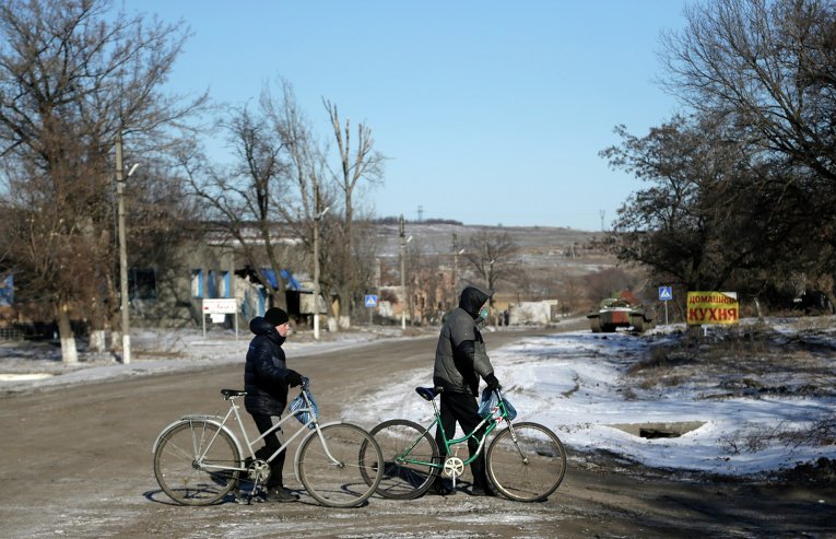 Украинские военные в 20 км к северу от Дебальцево. 17 февраля 2015 года