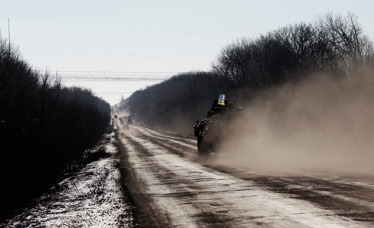 Украинский бронетранспортер на дороге от Артемовска к Дебальцево. 17 Февраля 2015 года