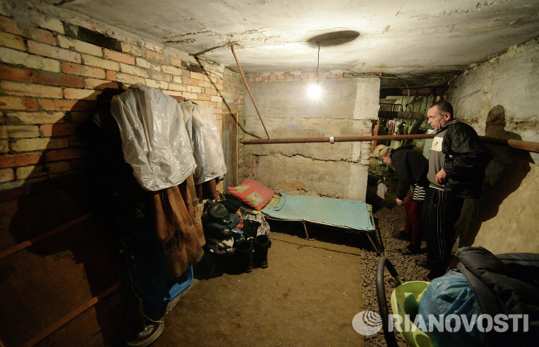 Жители Петровского района Донецка в бомбоубежище