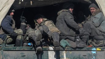 Украинские военные близ Артемовска в ходе вывода сил АТО из Дебальцево