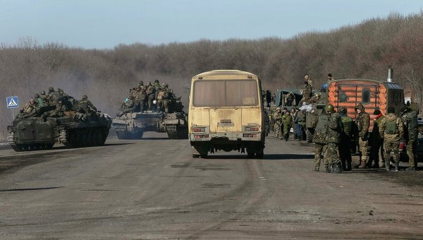 Украинские военные в ходе вывода сил АТО из Дебальцево, 18 февраля 2015 года