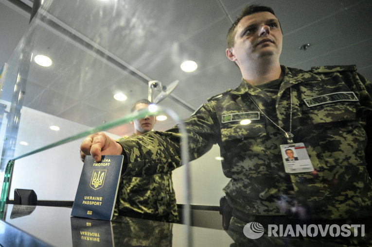 В Борисполе показали, как работает система проверки биометрических паспортов
