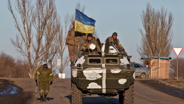 Украинские военные во время вывода из Дебальцево