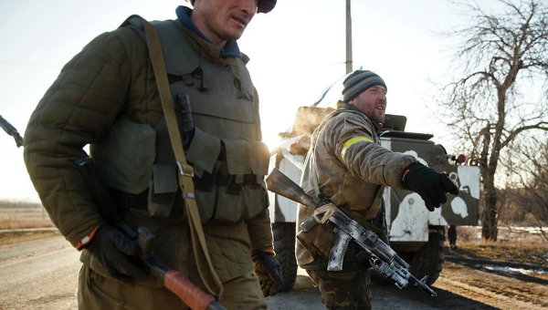 Украинские военные близ Артемовска во время вывода сил АТО из Дебальцево