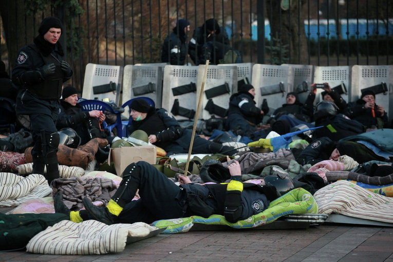 Милиция отдыхает возле Кабмина в Киеве во время событий 20 февраля 2014 года
