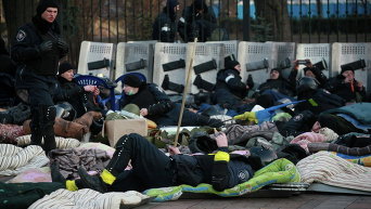 Милиция отдыхает возле Кабмина в Киеве во время событий 20 февраля 2014 года