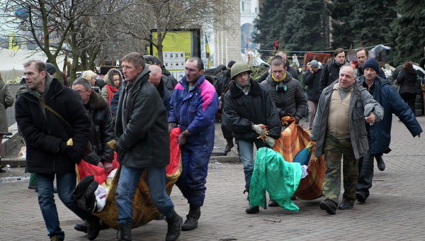 Погибших активистов выносят из зоны боев на Майдане Незалежности 20 февраля 2014 года