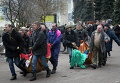 Погибших активистов выносят из зоны боев на Майдане Незалежности 20 февраля 2014 года
