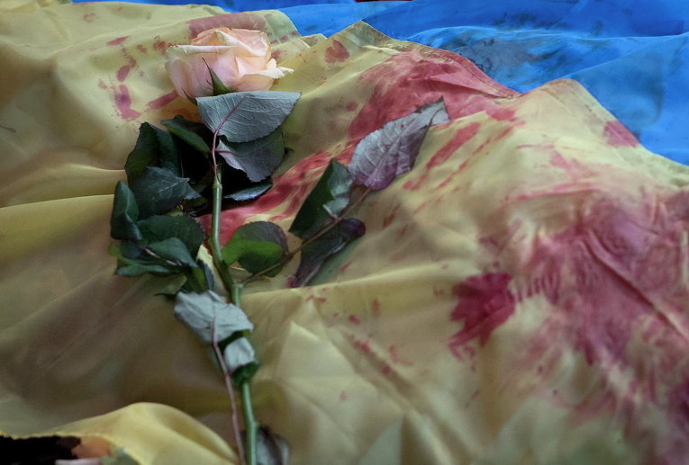 Накрытый флагом Украины погибший во время столкновений на Майдане Незалежности 20 февраля 2014 года
