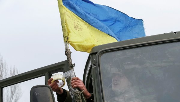 Украинские военнослужащие с флагом. Архивное фото