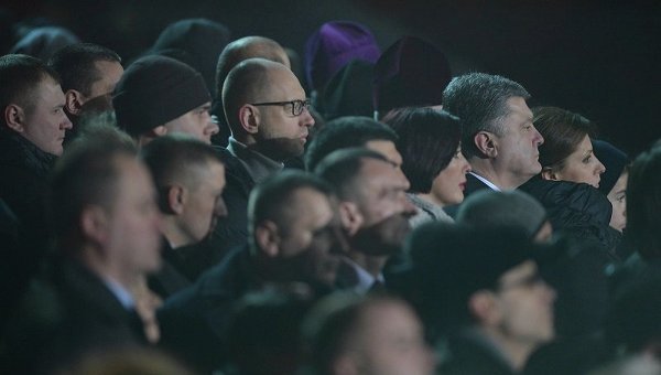 Петр Порошенко и Арсений Яценюк с женами почтили память героев Небесной сотни
