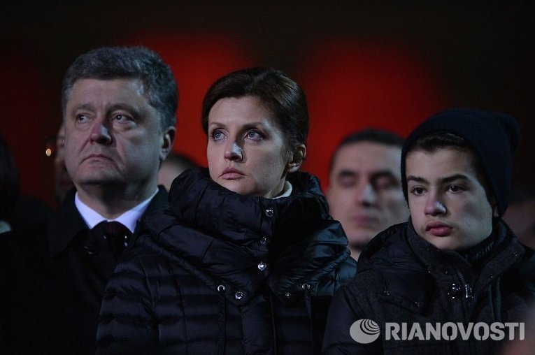 Петр Порошенко с женой и сыном почтили память героев Небесной сотни