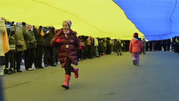 Дети под флагом Украины
