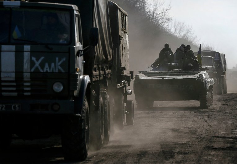 Украинские военнослужащие около Артемовска, 23 февраля 2015