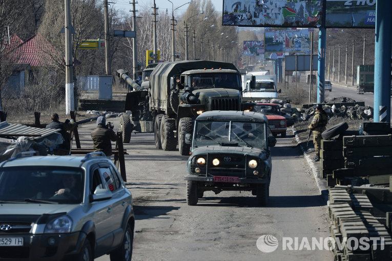Отвод колонны тяжелой военной техники ополченцев из Донецка