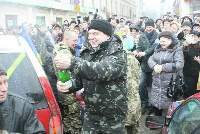 Несколько сотен черновчан встретили героев из Дебальцево