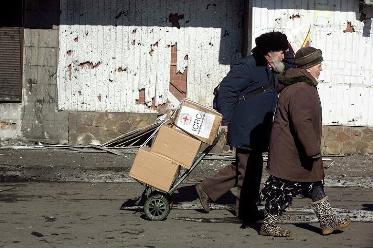 Жители Дебальцево перевозят гуманитарную помощь