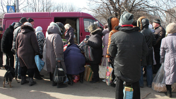 Раздача гуманитарной помощи жителям города Дебельцево