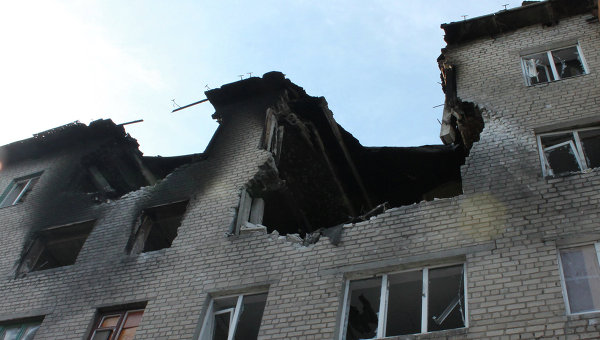 Разрушенный в результате обстрелов жилой многоквартирный дом
