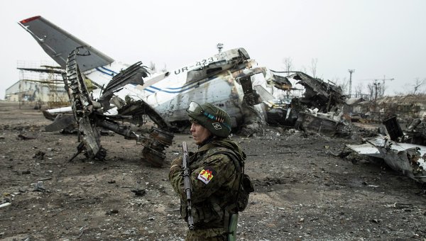 Ополченец в разрушенном аэропорту Донецка, 26 февраля 2015