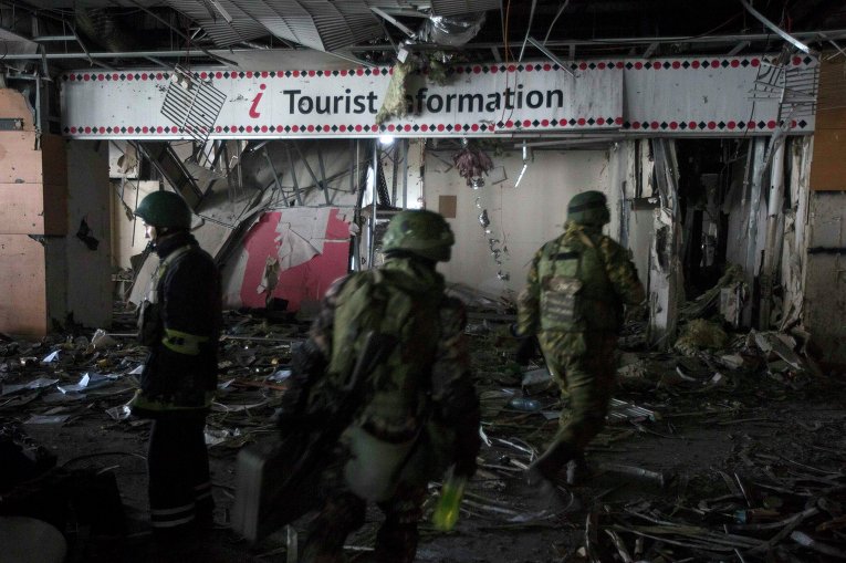 Ополченцы в разрушенном аэропорту Донецка, 26 февраля 2015