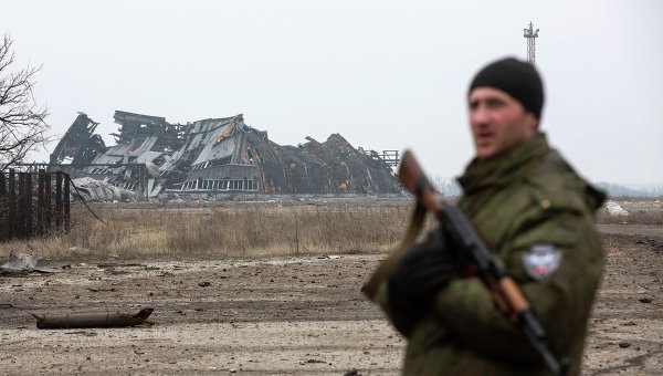 Ополченец в разрушенном аэропорту Донецка. Архивное фото