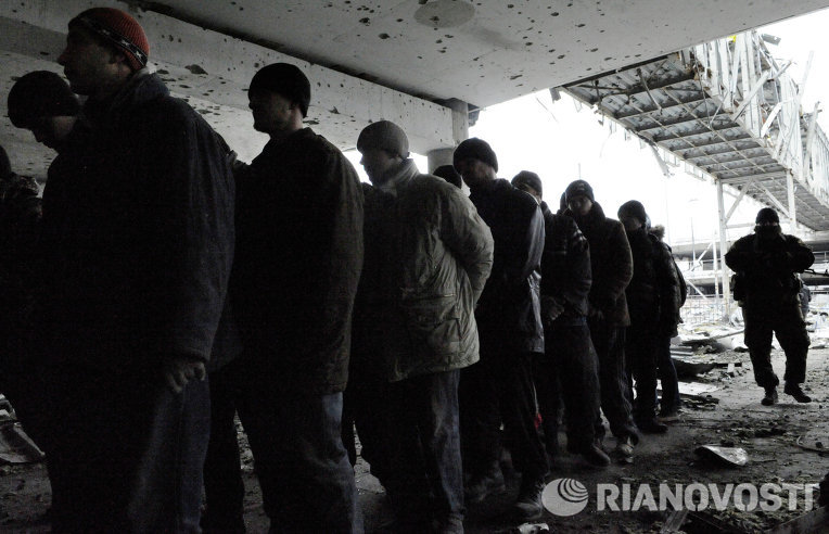Пленные украинские силовики в аэропорту Донецка