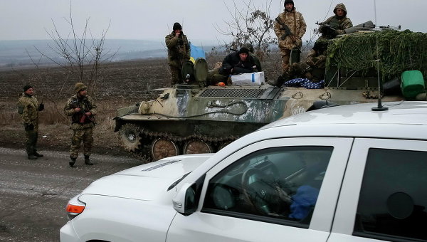 Украинские военные и миссия ОБСЕ в Парасковиевке
