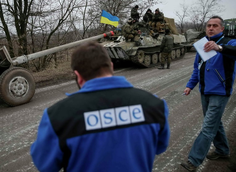Работники миссии ОБСЕ и украинские военные в Парасковиевке