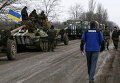 Работники миссии ОБСЕ и украинские военные в Парасковиевке