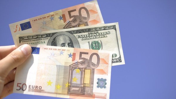 Доллары, евро, деньги, купюры