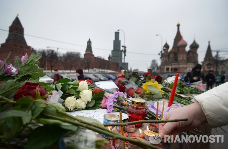 Цветы на месте убийства политика Бориса Немцова