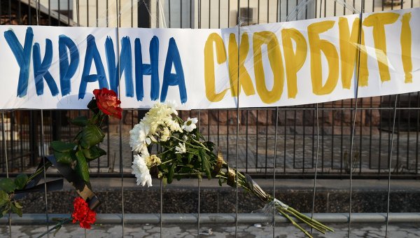 Цветы и свечи в память о Борисе Немцове