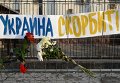 Цветы и свечи в память о Борисе Немцове