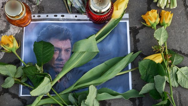 Цветы и свечи в память о Борисе Немцове. Архивное фото