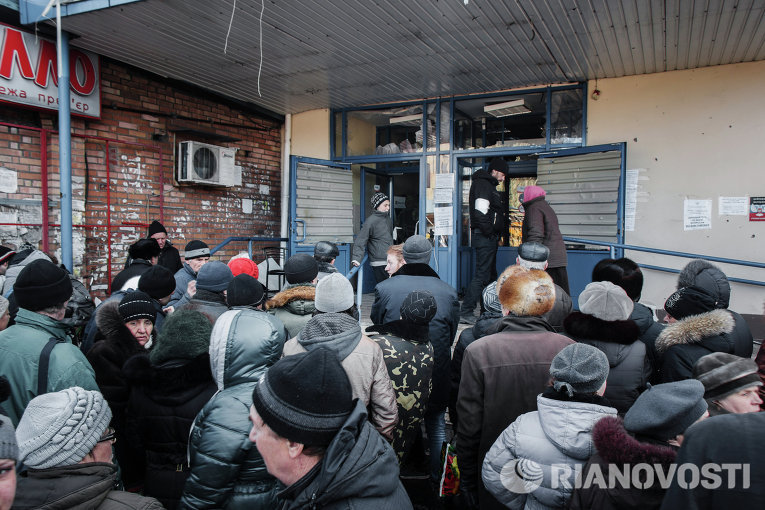 Жители Дебальцево в очереди за гуманитарной помощью в центре города.