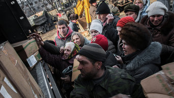 Жители Дебальцево в очереди за гуманитарной помощью в центре города.