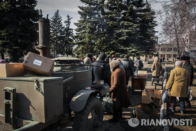 Жители Дебальцево в ожидании начала раздачи бесплатной еды в центре города.