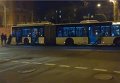Пассажиры толкают троллейбус в Киеве