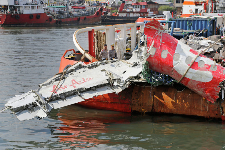 Останки разбившегося в Индонезии лайнера AirAsia