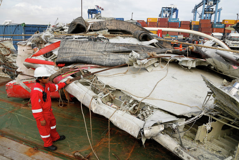 Останки разбившегося в Индонезии лайнера Air Asia
