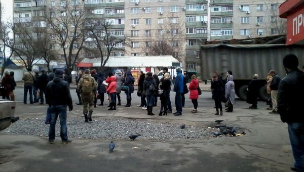 Забастовка маршрутчиков в Николаеве. Очередь на остановке