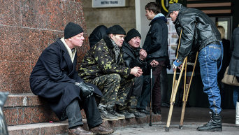 Мужчины возле входа в метрополитен в Киеве