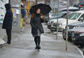 Женщина с зонтиком. Архивное фото