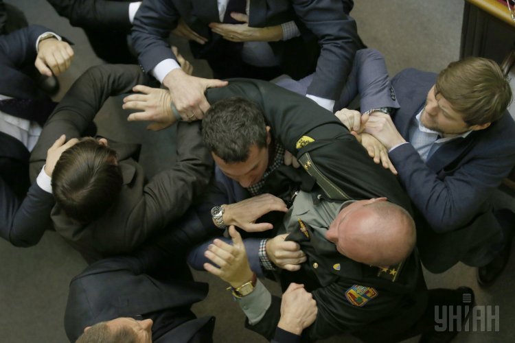Драка между депутатами во время заседания Верховной Рады Украины в Киеве, во вторник, 3 марта 2015 года