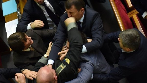 Драка между депутатами во время заседания Верховной Рады Украины в Киеве, во вторник, 3 марта 2015 года