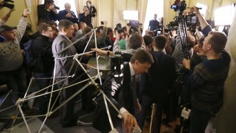 Драка между депутатами в кулуарах Верховной Рады Украины в Киеве, во вторник, 3 марта 2015 года