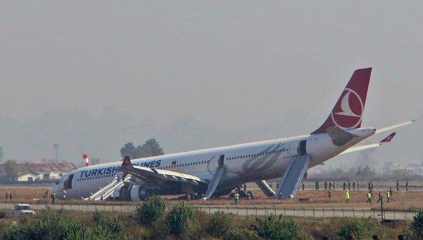 Самолет выкатился за пределы взлетно-посадочной полосы в аэропорту Катманду
