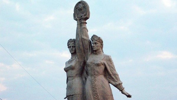 Памятник украинско-русской дружбе в Сумах