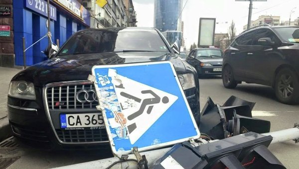 Столб упал на автомобиль в Киеве